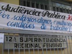Servidores administrativos da Superintendência Regional de Ensino fazem paralisação 04-02 005